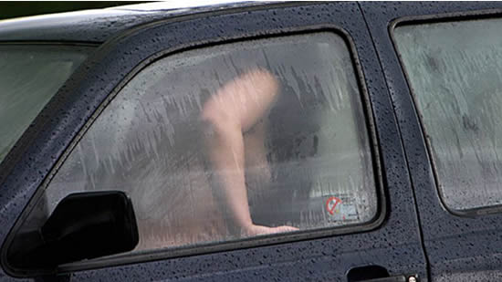 【カーセックスエロ画像】道端に車を停めてセックスしてちゃ覗かれるのは海外も同じｗｗｗカーセックス盗撮画像 その8