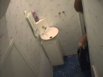 【トイレSEX盗撮GIF】発情した高校生カップルがお店のトイレでセックスしてるから隠しカメラ付けたったｗｗｗｗ その1