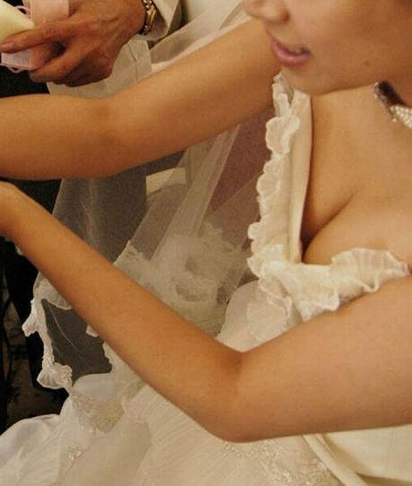 【胸チラエロ画像】ご祝儀は胸チラです！？結婚式やパーディーで大胆に谷間露出しちゃうドレス胸チラｗｗｗｗ その10