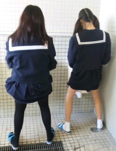【立ち小便エロ画像】女子トイレが混雑してたのか…！？普通に男子トイレで立ち小便する女の子ｗｗｗｗ その15