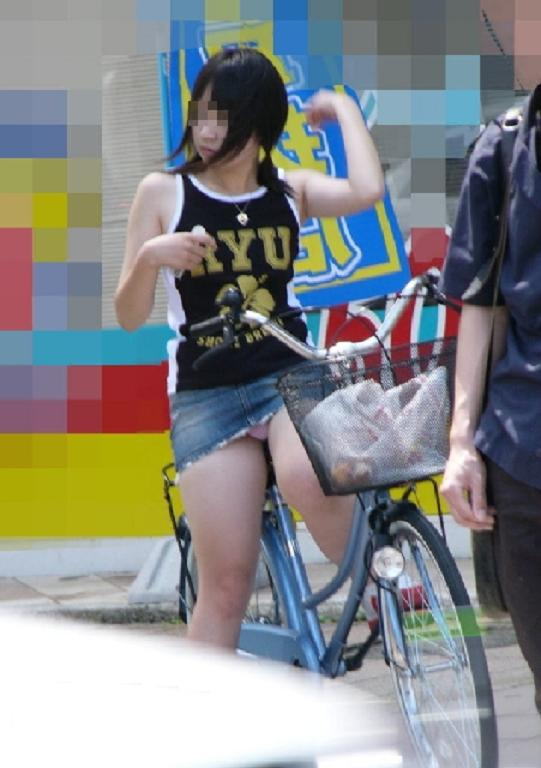 【ミニスカ自転車エロ画像】短いスカートから覗く素人娘の股間が超そそるっ！ミニスカで自転車に乗るとか痴女かよｗｗｗ その2