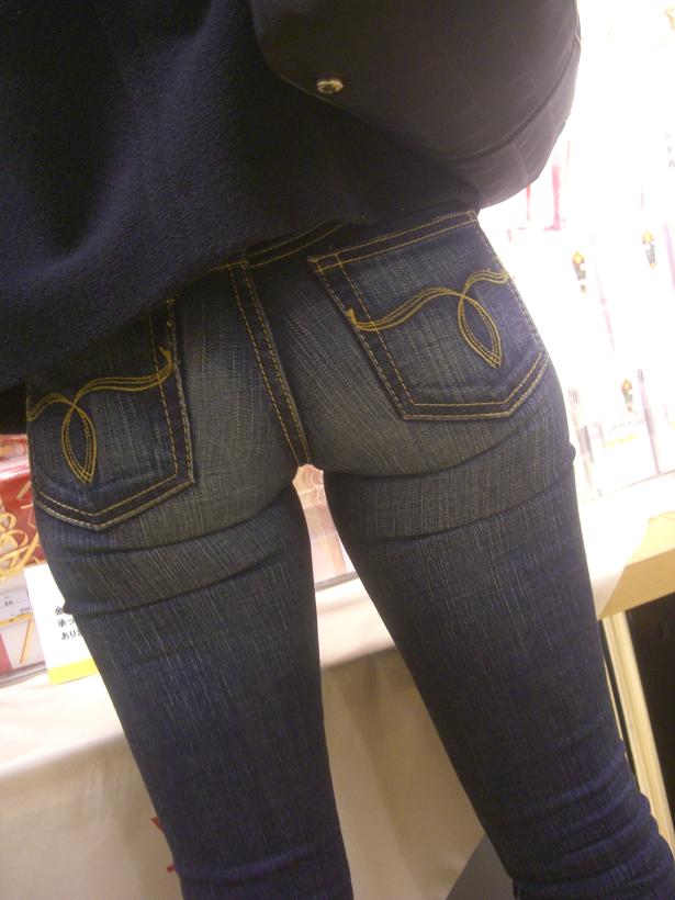 【着衣尻エロ画】ピチピチのジーンズで尻のエロさ三倍増し！！街中で色気ふりまくジーンズのおねーさんｗｗｗ その15