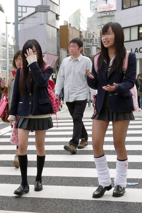 【街撮りJKエロ画像】寒くてもキレッキレ！尋常じゃないほど短いスカートで生足露出する女子高生ｗｗｗ その2