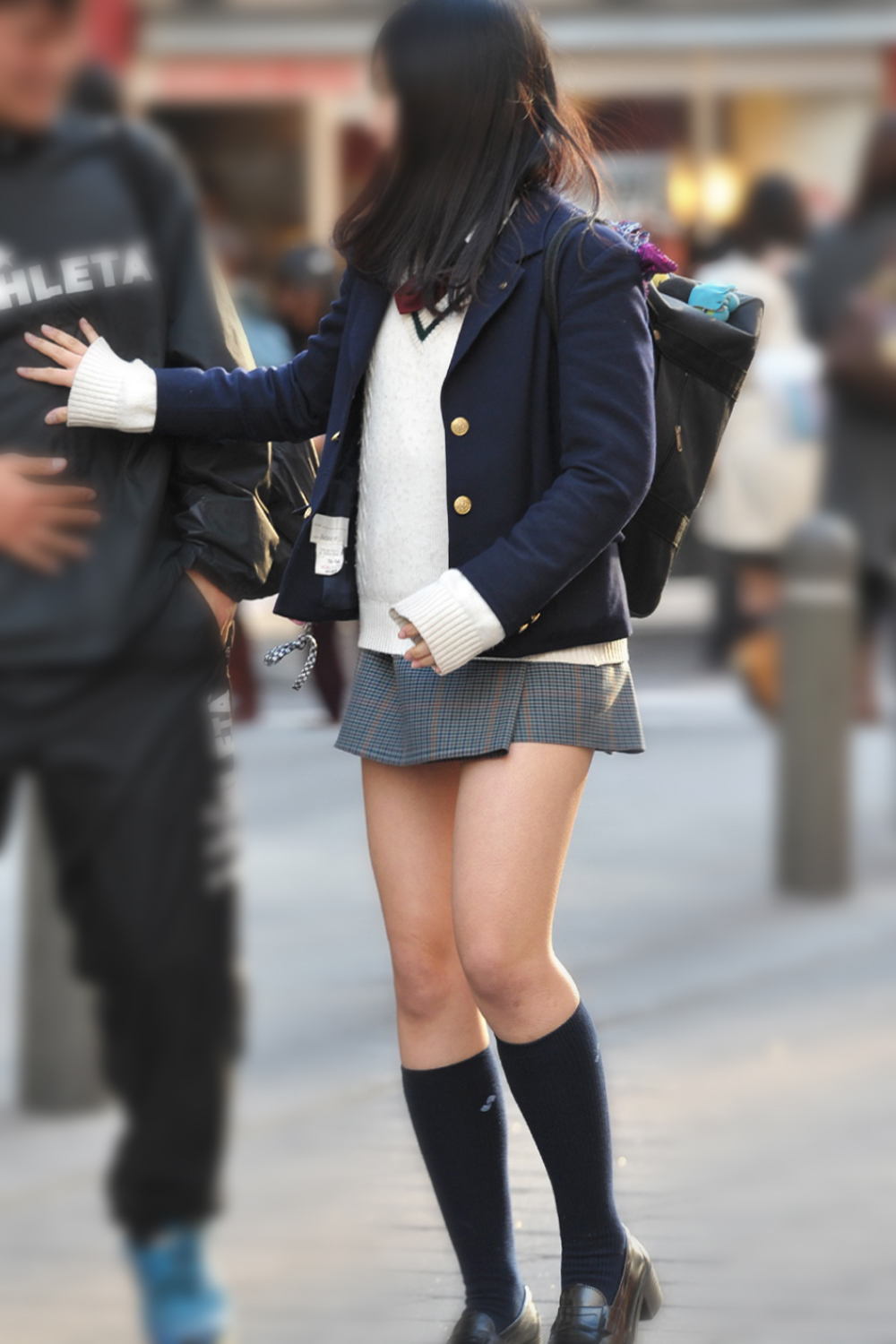 【街撮りJKエロ画像】寒くてもキレッキレ！尋常じゃないほど短いスカートで生足露出する女子高生ｗｗｗ その10