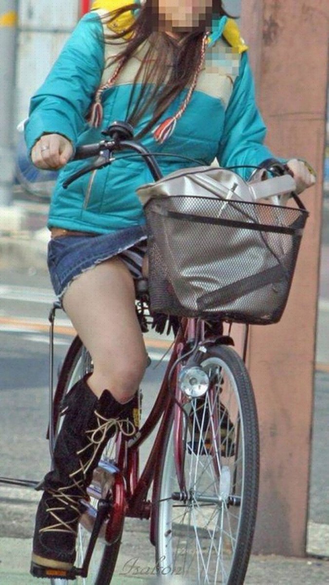【自転車パンチラ画像】隠そうとしても隠せないパンチラ…タイトミニで自転車に乗る女ってアホなの！？ その1