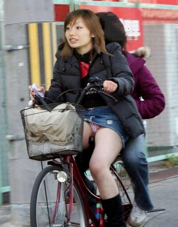 【自転車パンチラ画像】隠そうとしても隠せないパンチラ…タイトミニで自転車に乗る女ってアホなの！？ その5