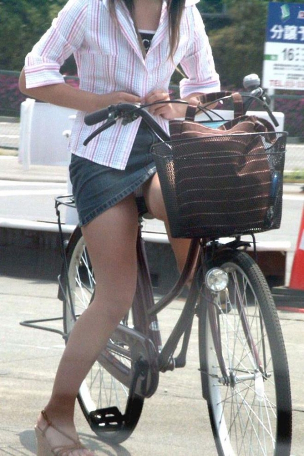 【自転車パンチラ画像】隠そうとしても隠せないパンチラ…タイトミニで自転車に乗る女ってアホなの！？ その14