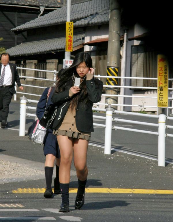 美味しそうな生足がいっぱいｗｗｗちょー短いスカートで登下校する女子高生たちの無自覚なエロがそそる街撮り画像 その10