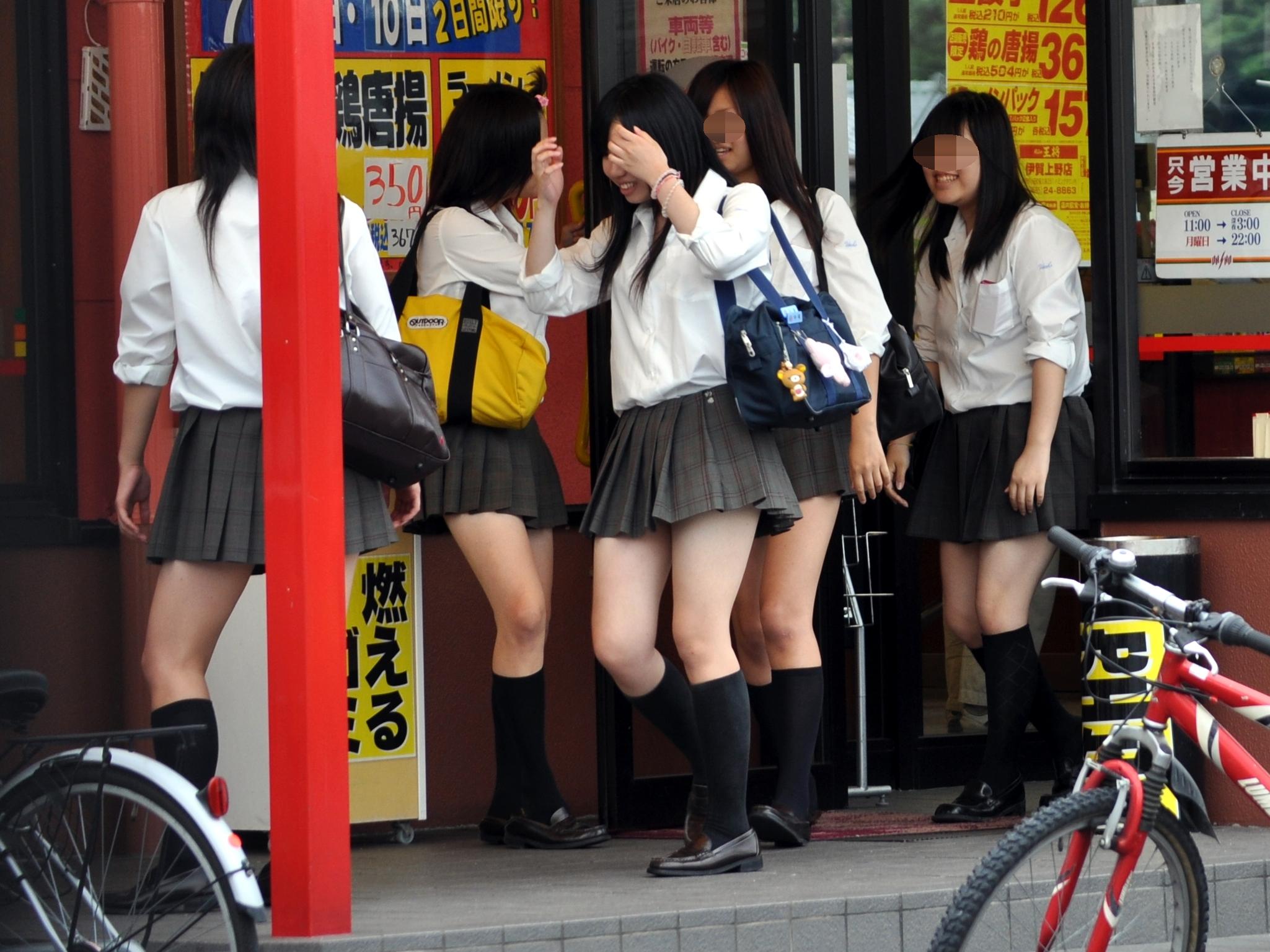 美味しそうな生足がいっぱいｗｗｗちょー短いスカートで登下校する女子高生たちの無自覚なエロがそそる街撮り画像 その15