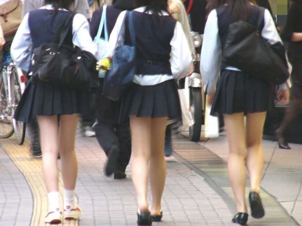 美味しそうな生足がいっぱいｗｗｗちょー短いスカートで登下校する女子高生たちの無自覚なエロがそそる街撮り画像 その16