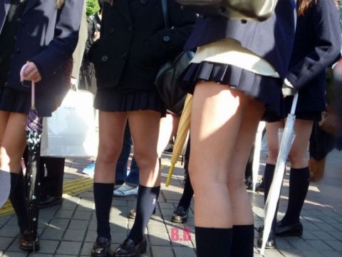 友達と一緒に登下校…短いスカートでエッチな生足露出する女子高生たちがエロ過ぎる街撮り画像