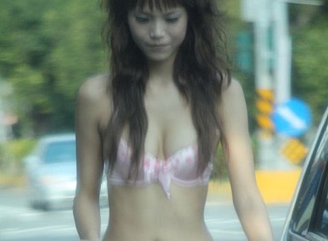 <span class="title">フェミニストぶちギレ！？若い女性たちがほとんど裸で売り子…乳首やマンコも見える台湾のビンロウ売りエロ画像</span>
